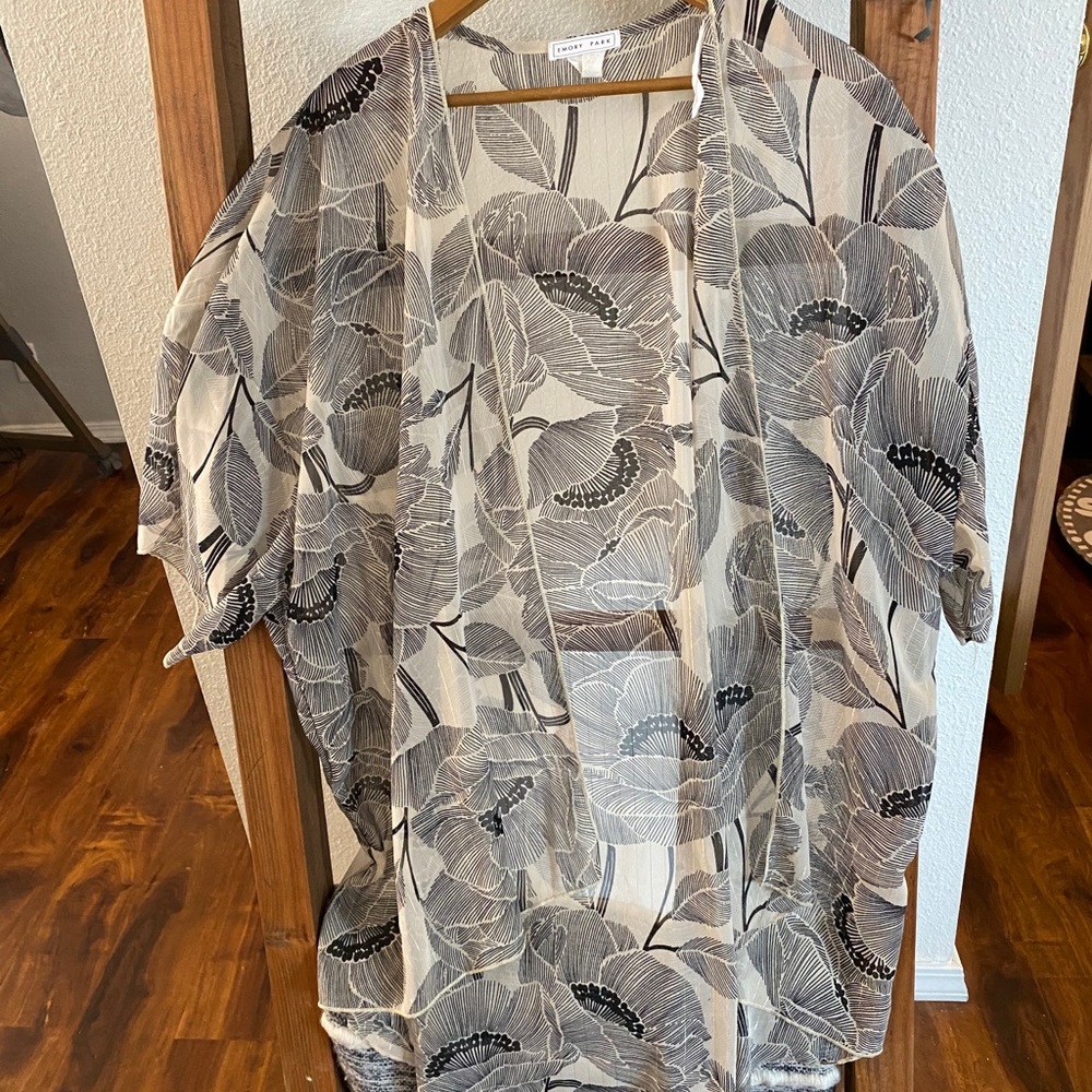 NWOT Emory Park floral kimono
